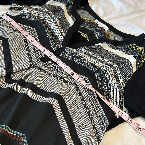 DR2 Women's Black and Gray V-Neck Roll Tab Long Sleeves Tunic Top Size Medium - Picture 4 of 8